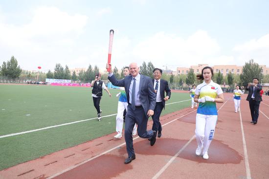 哈尔滨广厦学院学子对话希腊前总理畅谈一带