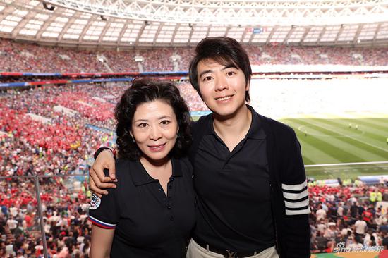郎朗携母亲现场观战世界杯 与足球明星亲密交