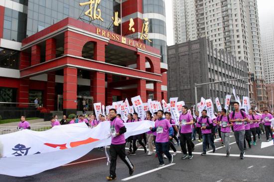 哈尔滨银行“千人跑团”征战哈马