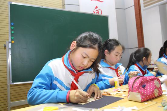 认真学习的孩子们