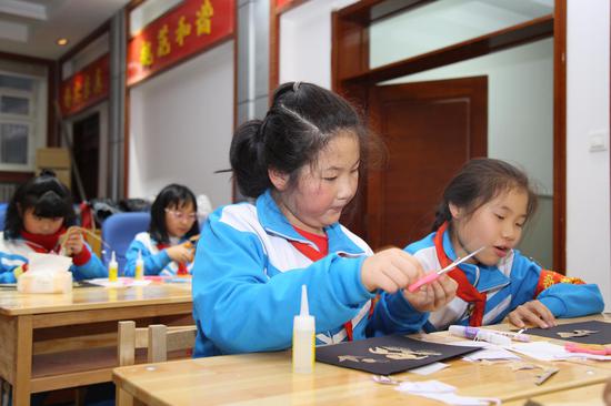 认真学习的孩子们