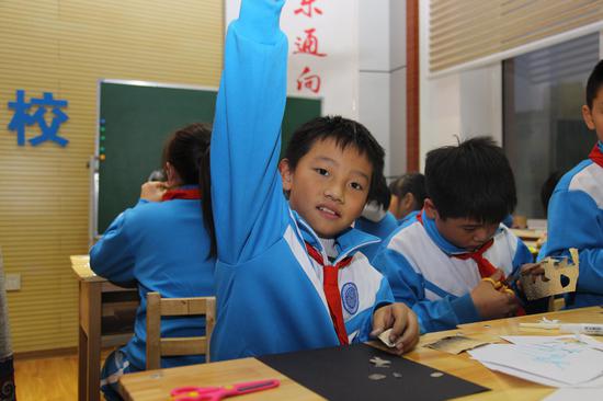 认真学习的孩子们