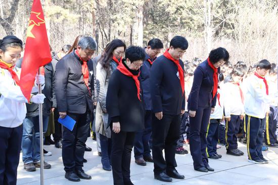 哈尔滨市雷锋小学少先队祭扫活动