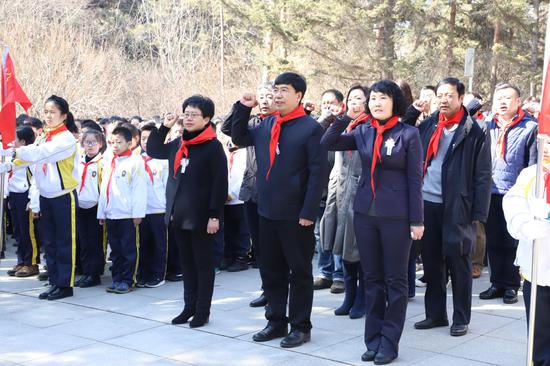 哈尔滨市雷锋小学少先队祭扫活动