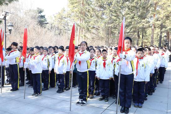 雷锋小学少先队祭扫