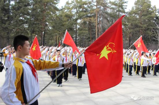 哈70中学、马家沟小学联合祭扫活动