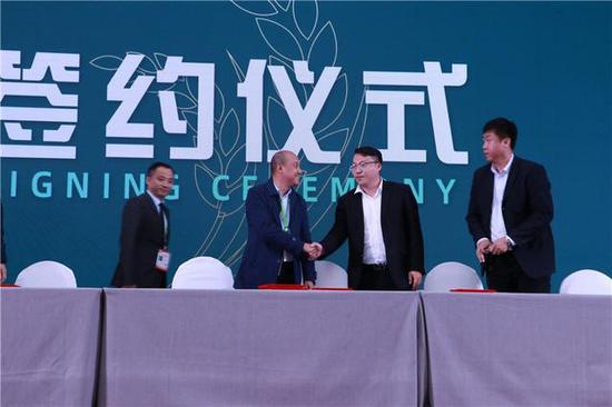 第二届中国·黑龙江国际大米节供需商务对接会签约现场
