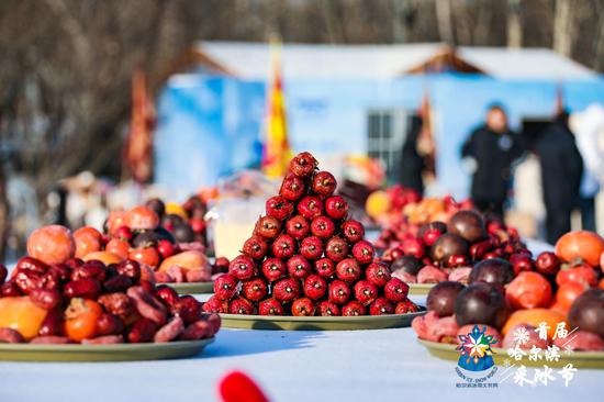 现场摆满了冻梨、冻柿子等东北特有的冻货。