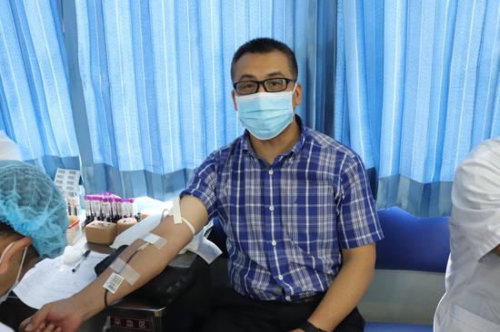宾县人民医院王宏大副院长带头献血
