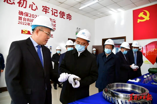 许勤来到中国船舶重工集团公司第七〇三研究所，了解产品研发、成果转化等情况。