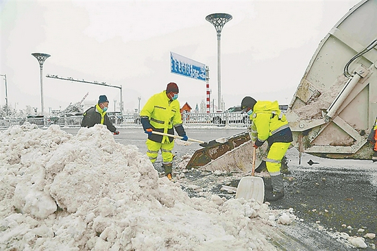 环卫工人清运积雪。