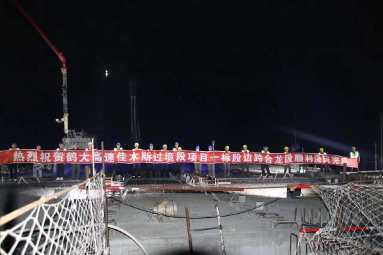 鹤大高速佳木斯过境段项目松花江特大桥首次边跨合龙