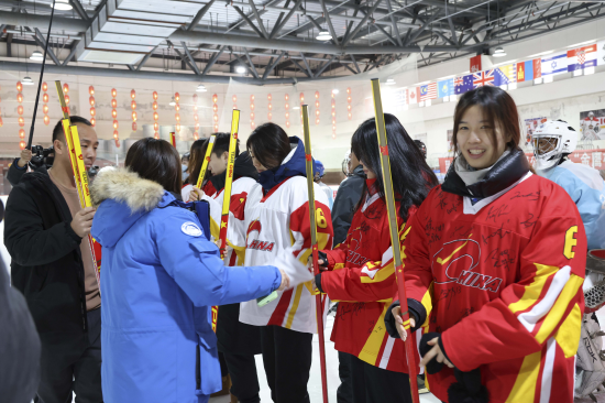 平房区：传递“接力棒” 继承冰球梦