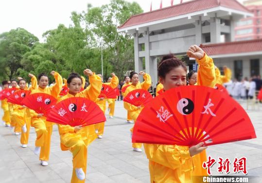 为庆祝即将到来的“5·12护士节”，5月8日，一场由中医护士展演的太极表演在甘肃省临洮县举行。赵宏立 摄