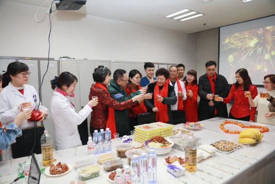 哈尔滨市第一医院开展除夕夜慰问值班人员送新