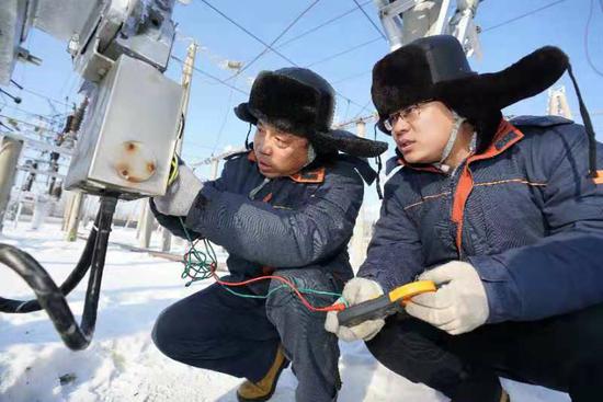 哈尔滨供电公司人员对综合自动改造后的220千伏阿城变电站设备进行运行检测