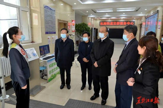 许勤来到哈尔滨市道里区抚顺街道抚顺社区,听取社区建设和党史学习教育情况。