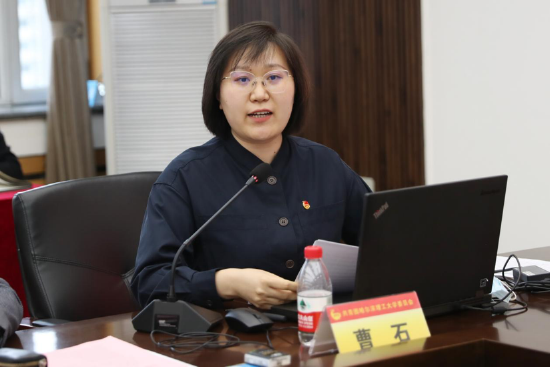 哈理工团委副书记曹石主持座谈会并领学习近平总书记重要讲话