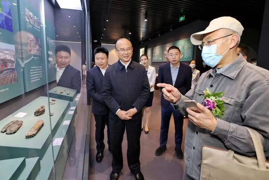 许勤观看饶河小南山遗址出土文物展