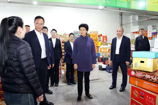 省委副书记、省长梁惠玲在哈达批发市场,了解节日期间产品供应销售、冷链物流运用等情况。