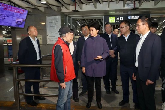 省委副书记、省长梁惠玲在哈尔滨西站出租车候车区,了解节日客流量、出租车管理等情况。