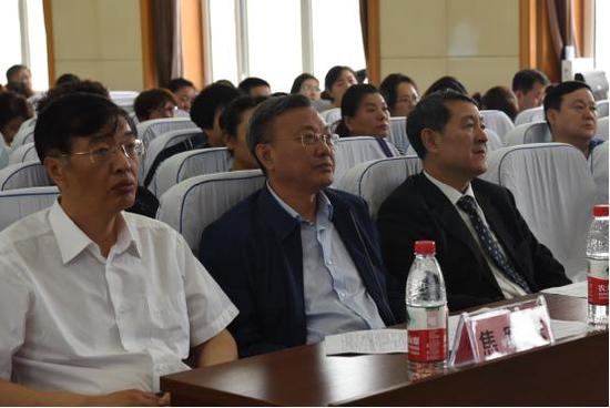 哈尔滨医科大学党委书记张斌(左二)出席大会开幕式