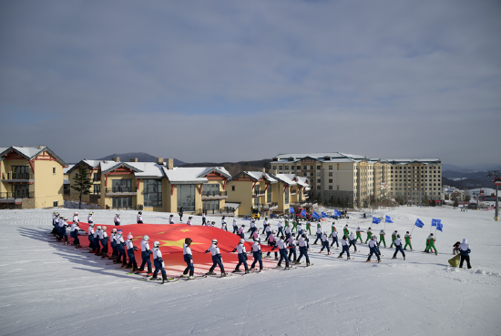 滑雪教练员方阵为2025年第九届亚冬会喝彩助威