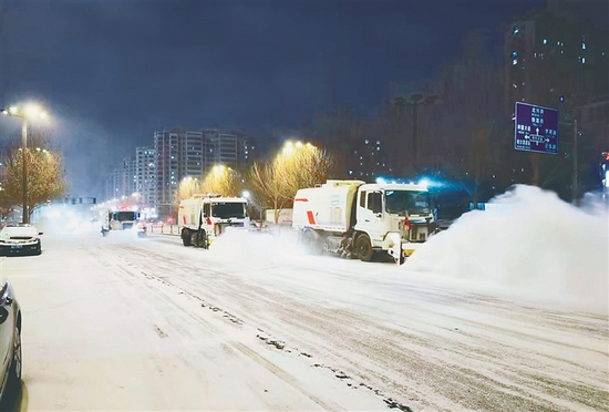 清运积雪。黑龙江日报全媒体记者 邢汉夫摄
