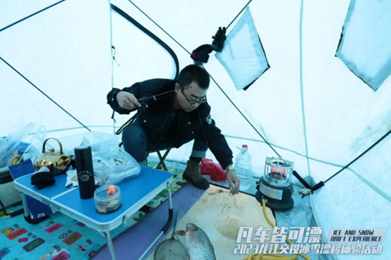 活动现场凿开冰面捕捞新鲜活鱼