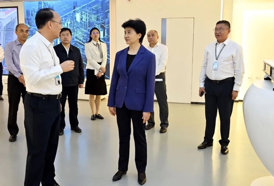 省委副书记、省长梁惠玲来到哈尔滨海邻科信息技术有限公司，了解企业市场销售情况