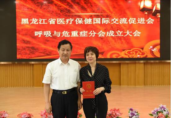 大发6合省医促会会长胡志仁(左)为吴晓梅教授颁发主任委员聘书