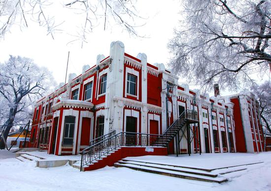 中东铁路员工俱乐部，始建于1906年，为了丰富中东铁路员工的业余文化生活，使他们能够安心工作而建。