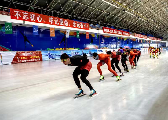 “黑龙杯”齐齐哈尔市第三届全民健身运动会业余速度滑冰邀请赛举行