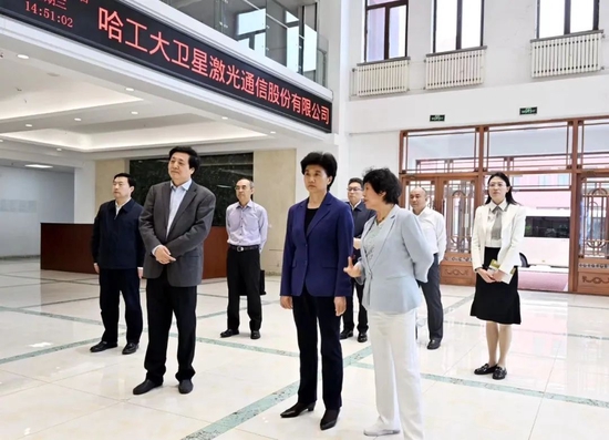 省委副书记、省长梁惠玲来到哈工大卫星激光通信股份有限公司，了解企业技术研发情况