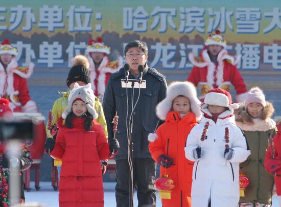 省委常委、哈尔滨市委书记王兆力宣布首届哈尔滨采冰节开幕。