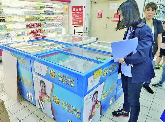 市场监管部门工作人员对家得乐现场检查