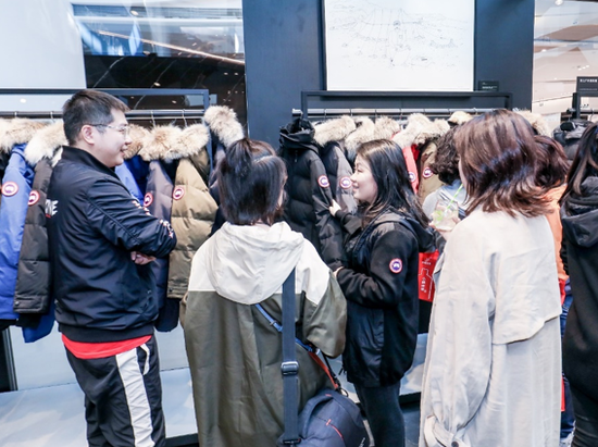 Canada Goose 加拿大鹅哈尔滨限时官方快闪店占地面积约 100 平方米。消费者可以亲身体验品牌独特设计风格与极致功能性的有机统一，感受品牌背后的真实故事