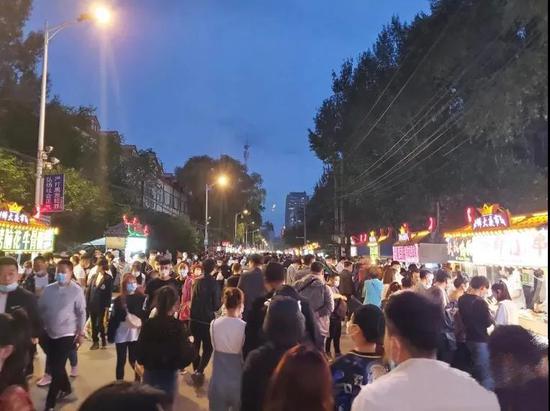 人头攒动的师大夜市。图源网络