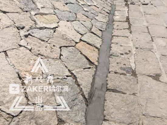 江底清走5船泥 老头湾阳光浴场游完泳不再拖泥