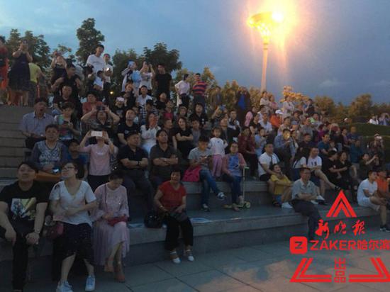 广场看台上坐满了市民。杨建平摄
