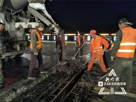 图为日前公路大桥维修现场。