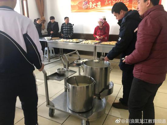 师生们在哈尔滨市第三中学用餐