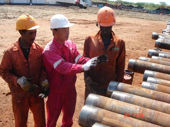 GW1205队项目经理李新民向海外雇员传授钻井施工技能