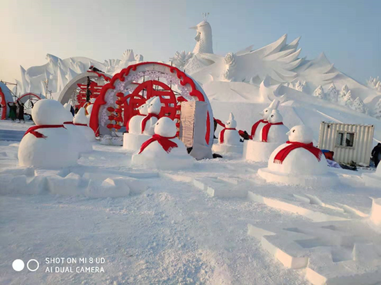 带着红围脖的雪人正式与游客见面