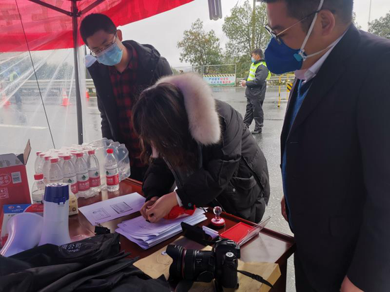 因企业所在地疫情管控,道路封闭,邮储银行工作人员无法到达客户经营现场,银企双方在302省道附近的疫情防控站内完成贷款面签流程。