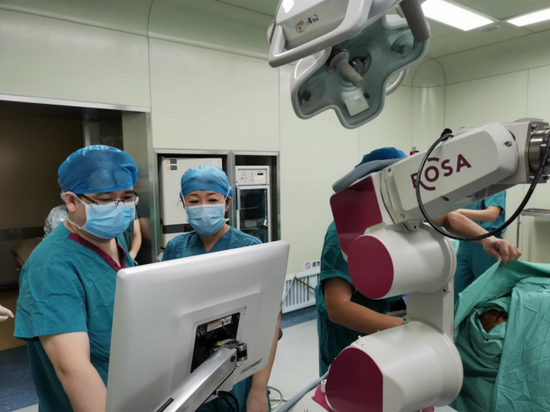 沈红教授利用ROSA手术机器人精准定位手术位置