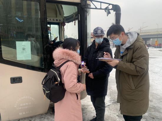 “老同学!先测个温、扫个码,回医院统一测完核酸,到时候咱们好好聊聊!”