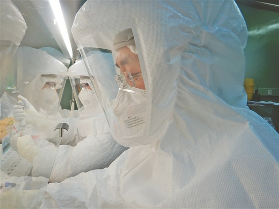 检测人员正在进行核酸提取。图片由哈兽研提供