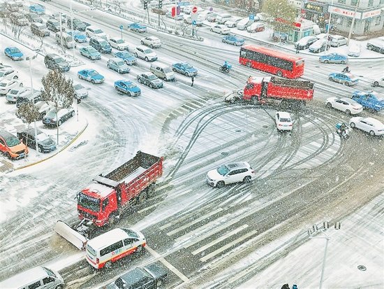 城市主干道清雪。黑龙江日报全媒体记者 刘大泳摄