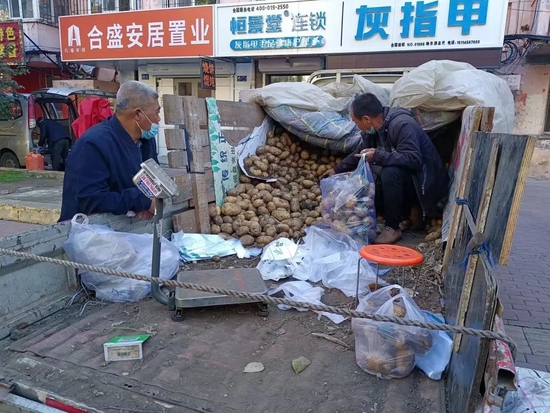 市民选购土豆